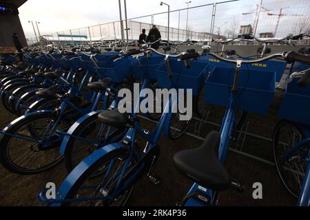 Bildnummer: 53655170  Datum: 08.12.2009  Copyright: imago/Xinhua (091208) -- COPENHAGEN, Dec. 8, 2009 (Xinhua) -- Bicycles are displayed for free usage outside the Bella Center, venue of the 15th United Nations Climate Change Conference (COP15), in Copenhagen, capital of Denmark, Dec. 8, 2009. Varaious environmental-friendly features could be seen in and outside the Bella Center as the host promised to turn the COP15 into a green conference. (Xinhua/Xie Xiudong) (zw) (4)DENMARK-COPENHAGEN-COP15-BELLA CENTER PUBLICATIONxNOTxINxCHN UN Weltklimagipfel Klimagipfel kbdig xng 2009 quer o0 Räder, Fah Stock Photo