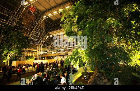 Bildnummer: 53655168  Datum: 07.12.2009  Copyright: imago/Xinhua (091208) -- COPENHAGEN, Dec. 8, 2009 (Xinhua) -- Green plants are seen in the Bella Center, venue of the 15th United Nations Climate Change Conference (COP15), in Copenhagen, capital of Denmark, Dec. 7, 2009. Varaious environmental-friendly features could be seen in and outside the Bella Center as the host promised to turn the COP15 into a green conference. (Xinhua/Xie Xiudong) (zw) (2)DENMARK-COPENHAGEN-COP15-BELLA CENTER PUBLICATIONxNOTxINxCHN UN Weltklimagipfel Klimagipfel kbdig xng 2009 quer o0 Pflanzen, Gebäude innen Innenan Stock Photo