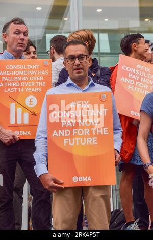 London, Großbritannien. August 2023. British Medical Association (BMA)-Streik außerhalb des University College Hospital als NHS-Berater ihren Streik über die Bezahlung fortsetzen. Quelle: Vuk Valcic/Alamy Live News Stockfoto