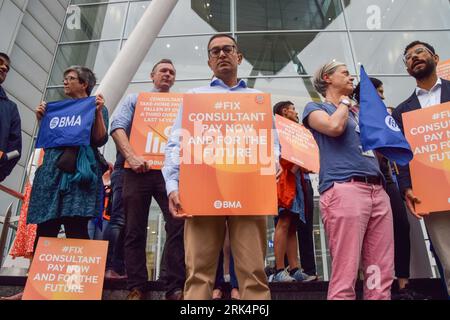 London, Großbritannien. August 2023. British Medical Association (BMA)-Streik außerhalb des University College Hospital als NHS-Berater ihren Streik über die Bezahlung fortsetzen. Quelle: Vuk Valcic/Alamy Live News Stockfoto