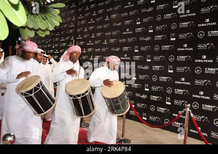 Bildnummer: 53657002  Datum: 09.12.2009  Copyright: imago/Xinhua (091210) -- DUBAI, Dec. 10, 2009 (Xinhua) -- Actors perform traditional Arabian dance at the opening ceremony of the 6th Dubai International Film Festival (DIFF) in Dubai, the United Arab Emirates, Dec. 9, 2009. The DIFF will present 168 films from 55 countries and regions. The winner of best film award will get 575,000 U.S. dollars. (Xinhua/An Jiang) (lyx) (3)UAE-DUBAI-INTERNATIONAL FILM FESTIVAL-OPEN PUBLICATIONxNOTxINxCHN Film Filmfestival Festival Dubai kbdig xsp 2009 quer o0 Eröffnung, Tanz, Trommler    Bildnummer 53657002 D Stock Photo