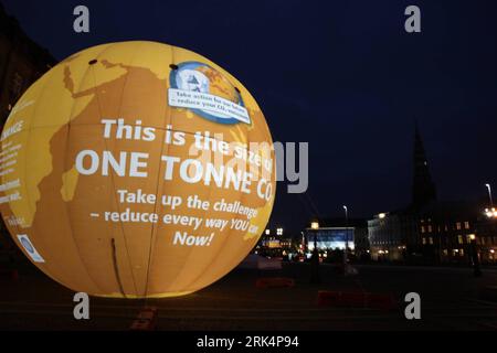 Bildnummer: 53656991  Datum: 09.12.2009  Copyright: imago/Xinhua (091210) -- COPENHAGEN, Dec. 10, 2009 (Xinhua) -- A balloon with This is the size of one tonne CO2 written on it is seen in Copenhagen, capital of Denmark, Dec. 9, 2009, on the occasion of the United Nations Climate Change Conference. (Xinhua/Lin Miao) (msq) (2)DENMARK-CLIMATE CHANGE-BALLOON-CO2 PUBLICATIONxNOTxINxCHN Objekte Ballon Klima Klimaschutz Klimawandel Klimagipfel Gipfel kbdig xsp 2009 quer premiumd  o0 Nacht, Restlicht    Bildnummer 53656991 Date 09 12 2009 Copyright Imago XINHUA  Copenhagen DEC 10 2009 XINHUA a Balloo Stock Photo