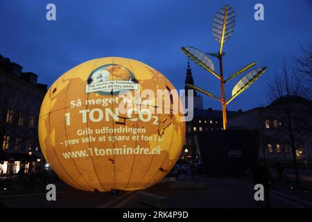 Bildnummer: 53656990  Datum: 09.12.2009  Copyright: imago/Xinhua (091210) -- COPENHAGEN, Dec. 10, 2009 (Xinhua) -- A balloon with This is the size of one tonne CO2 written on it is seen in Copenhagen, capital of Denmark, Dec. 9, 2009, on the occasion of the United Nations Climate Change Conference. (Xinhua/Lin Miao) (msq) (1)DENMARK-CLIMATE CHANGE-BALLOON-CO2 PUBLICATIONxNOTxINxCHN Objekte Ballon Klima Klimaschutz Klimawandel Klimagipfel Gipfel kbdig xsp 2009 quer o0 Abend, Restlicht    Bildnummer 53656990 Date 09 12 2009 Copyright Imago XINHUA  Copenhagen DEC 10 2009 XINHUA a Balloon With Thi Stock Photo