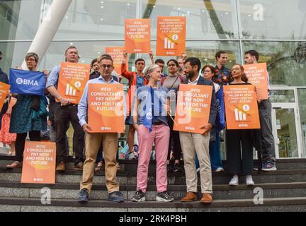 London, Großbritannien. August 2023. British Medical Association (BMA)-Streik außerhalb des University College Hospital als NHS-Berater ihren Streik über die Bezahlung fortsetzen. Quelle: Vuk Valcic/Alamy Live News Stockfoto