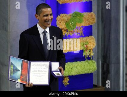 (091210) -- OSLO, 10. Dezember 2009 (Xinhua) -- Friedensnobelpreisträger, US-Präsident Barack Obama hält sein Diplom und seine Medaille während der Verleihung des Friedensnobelpreises im Rathaus von Oslo, Hauptstadt von Norwegen, am 10. Dezember 2009. (Xinhua/Zhang Yuwei) (zcq) (3)NORWEGEN-OSLO-FRIEDENSNOBELPREIS PUBLICATIONxNOTxINxCHN Stockfoto