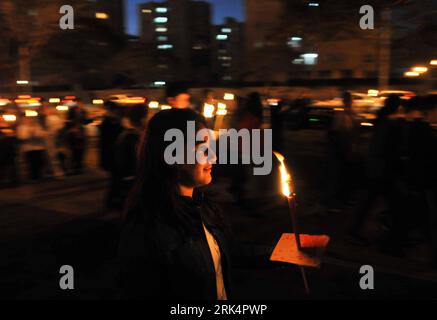 Bildnummer: 53659466  Datum: 10.12.2009  Copyright: imago/Xinhua (091211) -- ASHDOD, Dec. 11, 2009 (Xinhua) -- A girl holding a candle attends a march calling for the release of kidnapped Israeli soldier Gilad Shalit in south Israeli port city of Ashdod, Dec. 10, 2009. Hundreds of marched with candles Thursday for the release of Shalit who was kidnapped in June 2006 by Palestinian militants in the Gaza Strip. (Xinhua/Yin Bogu) (3)ISRAEL-ASHDOD-MARCH-SHALIT PUBLICATIONxNOTxINxCHN Protest Protestmarsch Marsch Forderung Freilassung Soldat kbdig xsk 2009 quer     Bildnummer 53659466 Date 10 12 200 Stock Photo