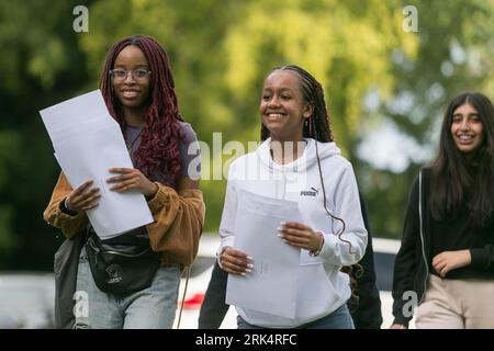 Birmingham, Großbritannien. August 2023. Girls of King Edward VI Camp Hill for Girls, Birmingham, sind mit ihren GCSE-Ergebnissen zufrieden. Quelle: Peter Lopeman/Alamy Live News Stockfoto