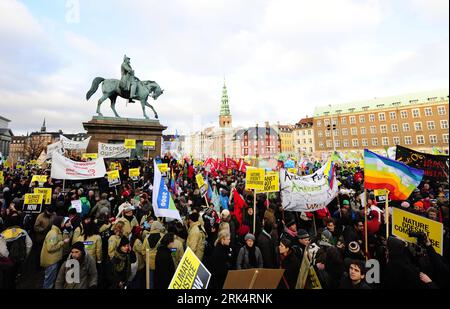 Bildnummer: 53661715  Datum: 12.12.2009  Copyright: imago/Xinhua (091213) -- COPENHAGEN, Dec. 13, 2009 (Xinhua) -- Environmentalists gather at parliament square in Copenhagen, Denmark, Dec. 12, 2009. Tens of thousands of climate activists from different countries rallied in central Copenhagen on Saturday to highlight the need for sealing a real deal in the UN-led climate change talks. (Xinhua/Zeng Yi) (hdt) (6)DENMARK-COPENHAGEN-CLIMATE ACTIVISTS-RALLY PUBLICATIONxNOTxINxCHN Demonstration Proteste Klima Klimaschutz Klimawandel Klimagipfel Gipfel premiumd kbdig xsp 2009 quer     Bildnummer 5366 Stock Photo