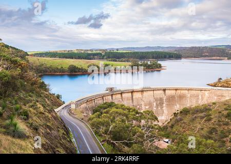 Das Myponga Reservoir ist während der Wintersaison in South Australia von der Aussichtsplattform aus zu sehen Stockfoto