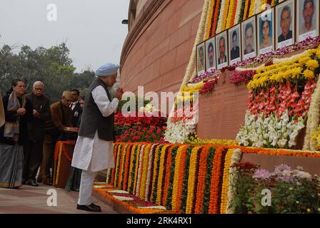 Bildnummer: 53663716 Datum: 13.12.2009 Copyright: imago/Xinhua (091213) -- NEW DELHI, 13. Dezember 2009 (Xinhua) -- der indische Premierminister Manmohan Singh zollt den Märtyrern des Attentats des Parlaments vom 13. Dezember 2001 im Parlament in Neu-Delhi, der Hauptstadt Indiens, am 13. Dezember 2009 Tribut. Das Indian Parliament House wurde am 13. Dezember 2001 von mehreren Terroristen angegriffen, wobei mehr als zehn Menschen ums Leben kamen. (Xinhua/Partha Sarkar) (lr) (1)INDIA-NEW DELHI-PARLIAMENT ATTACK-8th ANNIVERSARY PUBLICATIONxNOTxINxCHN People Politik kbdig xub 2009 quer premiumd Bildnummer 53663716 Datum 13 12 2009 Copyright Imago Stockfoto