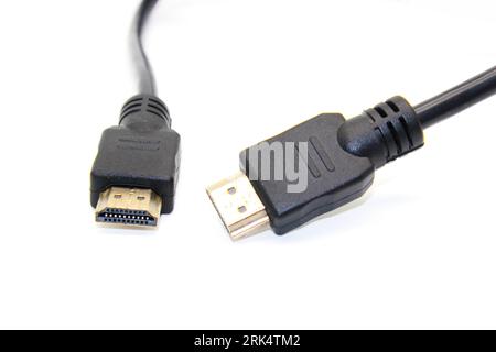 Eine Nahaufnahme eines USB-Kabels, das flach auf einem weißen Hintergrund liegt Stockfoto