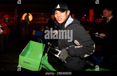 Bildnummer: 53670916  Datum: 15.12.2009  Copyright: imago/Xinhua (091215) -- COPENHAGEN, Dec. 15, 2009 (Xinhua) -- Actor Jet Li rides a bicycle outside Bella Center, where the 15th United Nations Climate Change Conference (COP15) is held, in Copenhagen, capital of Demark, Dec. 15, 2009, to highlight the importance of low-carbon transportation. (Xinhua/Xie Xiudong) (4-2)DENMARK-COPENHAGEN-UN CLIMATE CHANGE CONFERENCE-JET LI PUBLICATIONxNOTxINxCHN People Film kbdig xkg 2009 quer  o0 Politik Klimagipfel Weltklimagipfel Protest Fahrrad    Bildnummer 53670916 Date 15 12 2009 Copyright Imago XINHUA Stock Photo