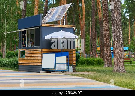 Verkaufsstand für Getränke, Kaffee, Sandwiches und leichte Snacks im Park Stockfoto