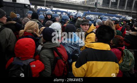 Bildnummer: 53673006  Datum: 16.12.2009  Copyright: imago/Xinhua (091216) -  COPENHAGEN, Dec. 16, 2009 (Xinhua) Protesters clash with policemen outside Bella center in Copenhagen, Denmark, Dec. 16, 2009. Police gather outside the Bella Center Dec. 16 where they fired tear gas and swung batons to disperse crowds of protesters trying to disrupt the climate conference. (Xinhua/Xie Xiudong) DENMARK-COPENHAGEN-UNFCCC-DEMONSTRATION PUBLICATIONxNOTxINxCHN Kopenhagen Klimagipfel Weltklimagipfel Politik Demo Protest Demonstranten Polizei kbdig xub 2009 quer premiumd    Bildnummer 53673006 Date 16 12 20 Stock Photo