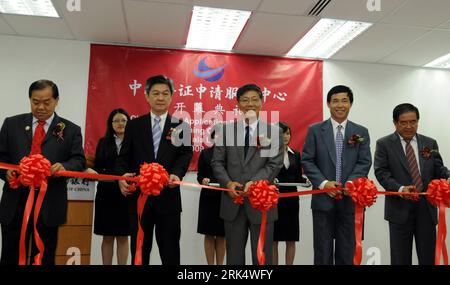 Bildnummer: 53673054  Datum: 16.12.2009  Copyright: imago/Xinhua (091216) -- KUALA LUMPUR, Dec. 16, 2009 (Xinhua) -- China s Ambassador to Malaysia Liu Jian (C Front) and Zheng Jingbo (2nd R), general manager of the Bank of China (Malaysia), attend the opening ceremony of the Chinese Visa Application Service Center in Kuala Lumpur, Malaysia, Dec. 16, 2009. The Chinese Visa Application Service Center was opened in Kuala Lumpur on Wednesday, which aimed at providing convenient services for Malaysian in applying Chinese visa. (Xinhua/Li Xueqing) (zcc) (1)MALAYSIA-KUALA LUMPUR-CHINA-VISA PUBLICATI Stock Photo