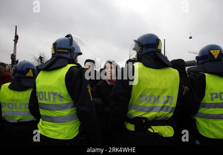 Bildnummer: 53673012 Datum: 16.12.2009 Copyright: imago/Xinhua (091216) - KOPENHAGEN, 16. Dezember 2009 (Xinhua) Demonstranten stehen vor Polizisten außerhalb des Bella-Zentrums in Kopenhagen, Dänemark, 16. Dezember 2009. Die Polizei versammelt sich vor dem Bella Center am 16. Dezember, wo sie Tränengas abfeuerten und Schlagstöcke schwenkten, um Massen von Demonstranten zu zerstreuen, die versuchten, die Klimakonferenz zu stören. (Xinhua/zhang yuwei) DÄNEMARK-KOPENHAGEN-UNFCCC-DEMONSTRATION PUBLICATIONxNOTxINxCHN Kopenhagen Klimagipfel Weltklimagipfel Politik Demo Protest Demonstranten Polizei kbdig xub 2009 quer Premiumbildnummer 53673012 Stockfoto