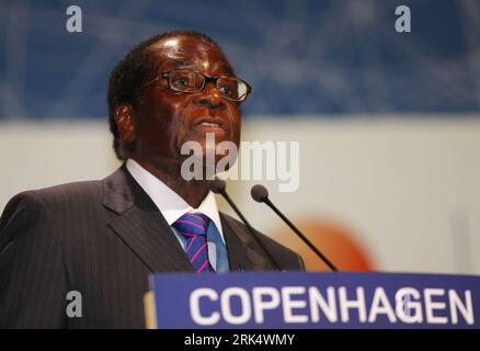 Bildnummer: 53674397 Datum: 16.12.2009 Copyright: imago/Xinhua (091216) -- KOPENHAGEN, 16. Dezember 2009 (Xinhua) -- Simbabwes Präsident Robert Mugabe spricht auf der Plenartagung des hochrangigen UNFCCC-Segments in Kopenhagen, Dänemark, am 16. Dezember 2009. Die Staats- und Regierungschefs der Welt, die an der Klimakonferenz der Vereinten Nationen (UNFCCC) in Kopenhagen teilnahmen, begannen am Mittwoch, dem zweiten Tag des hochrangigen Teils der Konferenz, ihre Reden zu halten. (Xinhua/Zhang Yuwei) DÄNEMARK-KOPENHAGEN-UNFCCC-HOCHRANGIGE SEGMENTFÜHRER PUBLICATIONxNOTxINxCHN Politik Weltklimagipfel Klimagipfel Kopenhagen P Stockfoto