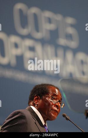 Bildnummer: 53674395 Datum: 16.12.2009 Copyright: imago/Xinhua (091216) -- KOPENHAGEN, 16. Dezember 2009 (Xinhua) -- Simbabwes Präsident Robert Mugabe spricht auf der Plenartagung des hochrangigen UNFCCC-Segments in Kopenhagen, Dänemark, am 16. Dezember 2009. Die Staats- und Regierungschefs der Welt, die an der Klimakonferenz der Vereinten Nationen (UNFCCC) in Kopenhagen teilnahmen, begannen am Mittwoch, dem zweiten Tag des hochrangigen Teils der Konferenz, ihre Reden zu halten. (Xinhua/Zhang Yuwei) DÄNEMARK-KOPENHAGEN-UNFCCC-HOCHRANGIGE SEGMENTFÜHRER PUBLICATIONxNOTxINxCHN Politik Weltklimagipfel Klimagipfel Kopenhagen P Stockfoto