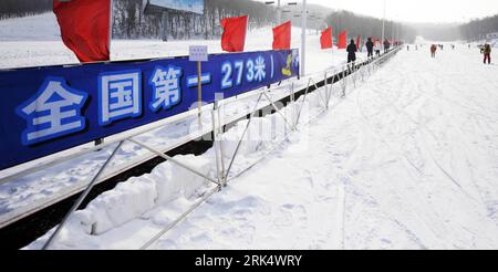 Bildnummer: 53675332  Datum: 17.12.2009  Copyright: imago/Xinhua (091217) -- CHANGCHUN, Dec. 17, 2009 (Xinhua) -- A general view of the magic carpet at Lotus Mountain ski resort in Changchun, northeast China s Jilin Province, on Dec. 17, 2009. The magic carpet is a moving belt that carries skiers up a hill. It s 273 meters in length and can transport some 1200 persons per hour. (Xinhua/Wang Haofei)(txy/why) (3)CHINA-CHANGCHUN-SKI-MAGIC CARPET PUBLICATIONxNOTxINxCHN Freizeitsport Ski alpin Skisport Freizeit Band Förderband Lift Skilift Transport kurios vdig xub 2009 quer o0 Winter Schnee Person Stock Photo
