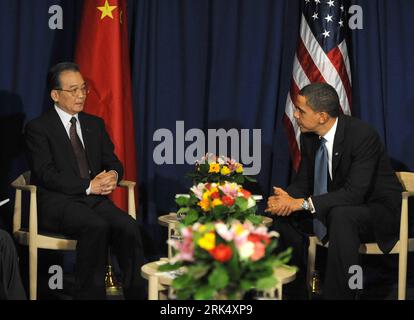 Bildnummer: 53677618  Datum: 18.12.2009  Copyright: imago/Xinhua (091218) -- COPENHAGEN, Dec. 18, 2009 (Xinhua) -- Chinese Premier Wen Jiabao (L) meets with U.S. President Barack Obama in Copenhagen, Denmark, Dec. 18, 2009. (Xinhua/Liu Jiansheng) (zhs) DENMARK-COPENHAGEN-CHINA-WEN JIABAO-U.S.-OBAMA-MEETING PUBLICATIONxNOTxINxCHN People Politik Klima Klimakonferenz Weltklimakonferenz Kopenhagen premiumd kbdig xsp 2009 quer o0 Weltklimagipfel Klimagipfel    Bildnummer 53677618 Date 18 12 2009 Copyright Imago XINHUA  Copenhagen DEC 18 2009 XINHUA Chinese Premier Wen Jiabao l Meets With U S Presid Stock Photo