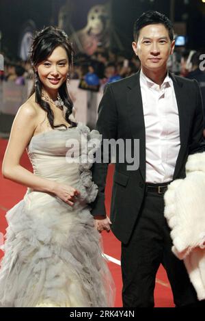 Bildnummer: 53679464  Datum: 19.12.2009  Copyright: imago/Xinhua (091220) -- KAOSIUNG, Dec. 20, 2009 (Xinhua) -- Chinese Hong Kong actors Athena Chu (L) and Nick Cheung Ka Fai walk on the Star Boulevard during the awarding ceremony held at the I-Sho University in Kaoshiung of southeast China s Taiwan Province on Dec. 19, 2009. The 53rd Asia Pacific Film Festival attracted 58 films from 14 nations and regions who are members of this regional film festival. Some 500 delegates took part in the award-presentation ceremony. (Xinhua) (px) 4)CHINA-TAIWAN-KAOSIUNG-ASIA PACIFIC FILM FESTIVAL-AWARDING C Stock Photo