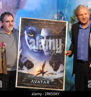 Bildnummer: 53684950  Datum: 23.12.2009  Copyright: imago/Xinhua (091223) -- BEIJING, Dec. 23, 2009 (Xinhua) -- Canadian film director James Cameron (R) shows a poster of his latest film Avatar with producer Jon Landau during a press conference in Beijing, capital of China, on Dec. 23, 2009. Avatar is the story of an ex-Marine who finds himself thrust into hostilities on an alien planet filled with exotic life forms. The film is scheduled to debut on Jan. 4, 2010 in China. (Xinhua/Jin Liangkuai) (wjd) (2)CHINA-BEIJING-JAMES CAMERON-PROMOTION (CN) PUBLICATIONxNOTxINxCHN People Film Pressetermin Stock Photo