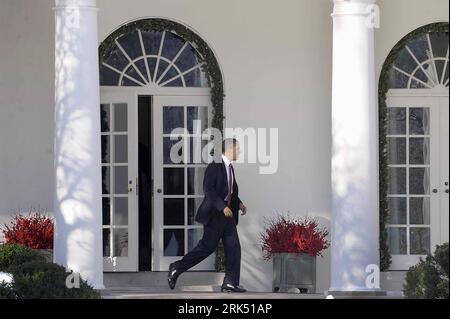 Bildnummer: 53686953  Datum: 24.12.2009  Copyright: imago/Xinhua (091224) -- WASHINGTON, Dec. 24, 2009 (Xinhua) -- U.S. President Barack Obama walks out of the Oval Office of the White House in Washington D.C., Dec. 24, 2009. The first family left for Hawaii to spend their Christmas and New Year holidays there. (Xinhua/Zhang Yan) (gxr) (2)U.S.-WASHINGTON-OBAMA-CHRISTMAS PUBLICATIONxNOTxINxCHN People Politik kbdig xsk 2009 quer     Bildnummer 53686953 Date 24 12 2009 Copyright Imago XINHUA  Washington DEC 24 2009 XINHUA U S President Barack Obama Walks out of The Oval Office of The White House Stockfoto