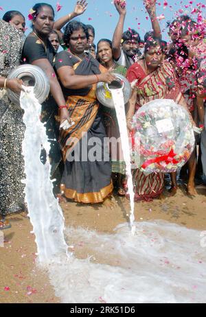 Bildnummer: 53686917 Datum: 26.12.2009 Copyright: imago/Xinhua (091226) -- CHENNAI, Dez. 26, 2009 (Xinhua) -- Fischer gießen Milch ins Meer, um den 5. Jahrestag des Tsunamis im Indischen Ozean in der von Tsunami betroffenen Stadt Chennai, der Hauptstadt des südindischen Staates Tamil Nadu, am 26. Dezember 2009 zu feiern. Die Gedenkfeier wurde hier am Samstag abgehalten, um für die Opfer des Tsunamis zu trauern, bei dem am 24. Dezember 2004 in Indonesien, Sri Lanka, Indien, Thailand und den Malediven über 230.000 Menschen ums Leben kamen. (Xinhua) (wjd) (1)INDIEN-CHENNAI-TSUNAMI-5. GEBURTSTAG PUBLICATIONxNOTxINxCHN Gedenken Jahrestag Naturkata Stockfoto