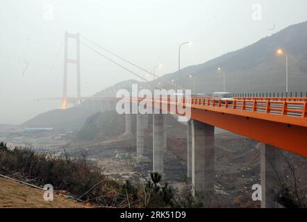 Bildnummer: 53686901 Datum: 25.12.2009 Copyright: imago/Xinhua (091225) -- ZHOUSHAN, 25. Dezember 2009 (Xinhua) -- Autos fahren auf der Xihoumen-Brücke, einer der fünf Brücken der Zhoushan Sea-Crossing Bridge-Gruppe nach ihrer Eröffnungszeremonie in Zhoushan, Ostchinas Provinz Zhejiang, 25. Dezember 2009. Die 46 km lange Zhoushan Sea-Crossing Bridge, die bisher längste ihrer Art im Land, kostet 13,1 Milliarden RMB Yuan (1,9 Milliarden US-Dollar) und wurde nach 10 Jahren Bauzeit seit September 1999 fertiggestellt. Die Seebrücke verbindet die Stadt Zhoushan, Chinas einzige Stadt mit mehr als einer Stockfoto