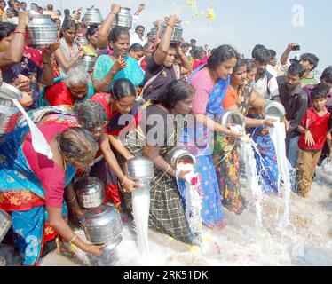 Bildnummer: 53686918 Datum: 26.12.2009 Copyright: imago/Xinhua (091226) -- CHENNAI, Dez. 26, 2009 (Xinhua) -- Fischer gießen Milch ins Meer, um den 5. Jahrestag des Tsunamis im Indischen Ozean in der von Tsunami betroffenen Stadt Chennai, der Hauptstadt des südindischen Staates Tamil Nadu, am 26. Dezember 2009 zu feiern. Die Gedenkfeier wurde hier am Samstag abgehalten, um für die Opfer des Tsunamis zu trauern, bei dem am 24. Dezember 2004 in Indonesien, Sri Lanka, Indien, Thailand und den Malediven über 230.000 Menschen ums Leben kamen. (Xinhua) (wjd) (2)INDIEN-CHENNAI-TSUNAMI-5. GEBURTSTAG PUBLICATIONxNOTxINxCHN Gedenken Jahrestag Naturkata Stockfoto