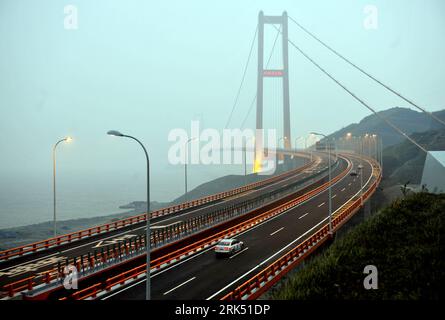 Bildnummer: 53686899 Datum: 25.12.2009 Copyright: imago/Xinhua (091225) -- ZHOUSHAN, 25. Dezember 2009 (Xinhua) -- Autos fahren auf der Xihoumen-Brücke, einer der fünf Brücken der Zhoushan Sea-Crossing Bridge-Gruppe nach ihrer Eröffnungszeremonie in Zhoushan, Ostchinas Provinz Zhejiang, 25. Dezember 2009. Die 46 km lange Zhoushan Sea-Crossing Bridge, die bisher längste ihrer Art im Land, kostet 13,1 Milliarden RMB Yuan (1,9 Milliarden US-Dollar) und wurde nach 10 Jahren Bauzeit seit September 1999 fertiggestellt. Die Seebrücke verbindet die Stadt Zhoushan, Chinas einzige Stadt mit mehr als einer Stockfoto