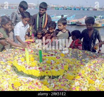 Bildnummer: 53686920  Datum: 26.12.2009  Copyright: imago/Xinhua (091226) -- CHENNAI, Dec. 26, 2009 (Xinhua) -- Children holding candles attend a commemoration marking the 5th anniversary of the Indian Ocean Tsunami in the tsunami-affected city of Chennai, capital of southern Indian State of Tamil Nadu, on Dec. 26, 2009. The commemoration was held here on Saturday to mourn for victims of the tsunami which killed over 230,000 in Indonesia, Sri Lanka, India, Thailand and the Maldives on Dec. 24, 2004. (Xinhua) (wjd) (5)INDIA-CHENNAI-TSUNAMI-5TH ANNIVERSARY PUBLICATIONxNOTxINxCHN Gedenken Jahrest Stockfoto
