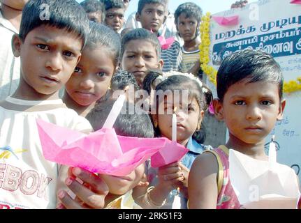 Bildnummer: 53686919  Datum: 26.12.2009  Copyright: imago/Xinhua (091226) -- CHENNAI, Dec. 26, 2009 (Xinhua) -- Children holding candles attend a commemoration marking the 5th anniversary of the Indian Ocean Tsunami in the tsunami-affected city of Chennai, capital of southern Indian State of Tamil Nadu, on Dec. 26, 2009. The commemoration was held here on Saturday to mourn for victims of the tsunami which killed over 230,000 in Indonesia, Sri Lanka, India, Thailand and the Maldives on Dec. 24, 2004. (Xinhua) (wjd) (4)INDIA-CHENNAI-TSUNAMI-5TH ANNIVERSARY PUBLICATIONxNOTxINxCHN Gedenken Jahrest Stockfoto
