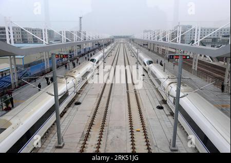 091226 -- GUANGZHOU, 26. Dezember 2009 Xinhua -- Foto aufgenommen am 26. Dezember 2009 zeigt zwei Hochgeschwindigkeitszüge am Guangzhou Bahnhof in Guangzhou, der Hauptstadt der südchinesischen Provinz Guangdong. Die Schnellfahrstrecke Wuhan-Guangzhou, die mit einer Durchschnittsgeschwindigkeit von 350 km/h die schnellste Zugfahrt der Welt bietet, wird am Samstag eröffnet. Xinhua/Lu Hanxin cy 22 INA-GUANGZHOU-HOCHGESCHWINDIGKEITS-EISENBAHN-DEBÜT CN PUBLICATIONxNOTxINxCHN Stockfoto