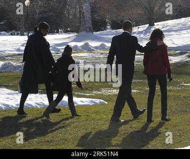 Bildnummer: 53687026 Datum: 24.12.2009 Copyright: imago/Xinhua (091224) -- WASHINGTON, 24. Dezember 2009 (Xinhua) -- US-Präsident Barack Obama, begleitet von First Lady Michelle Obama und den ersten Töchtern Malia und Sasha, geht in Richtung Marine One am South Lawn des Weißen Hauses in Washington D.C. 24. Dezember 2009. Die erste Familie reist zu Weihnachten nach Hawaii. (Xinhua/Zhang Yan) (zl) (2)U.S.-WASHINGTON-FIRST FAMILY-CHRISTMAS PUBLICATIONxNOTxINxCHN People Politik USA Abflug Urlaub Weihnachtsurlaub Weihnachten Familie kbdig xsk 2009 quer o0 Familie Mann Kind Tochter Bildnum Stockfoto