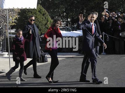 Bildnummer: 53687024 Datum: 24.12.2009 Copyright: imago/Xinhua (091224) -- WASHINGTON, 24. Dezember 2009 (Xinhua) -- US-Präsident Barack Obama, begleitet von First Lady Michelle Obama und den ersten Töchtern Malia und Sasha, geht in Richtung Marine One am South Lawn des Weißen Hauses in Washington D.C. 24. Dezember 2009. Die erste Familie reist zu Weihnachten nach Hawaii. (Xinhua/Zhang Yan) (zl) (4)U.S.-WASHINGTON-FIRST FAMILY-CHRISTMAS PUBLICATIONxNOTxINxCHN People Politik USA Abflug Urlaub Weihnachtsurlaub Weihnachten Familie kbdig xsk 2009 quer o0 Familie Mann Kind Tochter Bildnumm Stockfoto