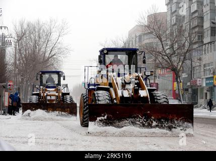 Bildnummer: 53687070 Datum: 25.12.2009 Copyright: imago/Xinhua (091225) -- SHENYANG, Dez. 25, 2009 (Xinhua) -- Schneeräumer arbeitet auf einer schneebedeckten Straße in Shenyang, der Hauptstadt der nordöstlichen Provinz Liaoning, 25. Dez. 2009. Eine starke kalte Welle und starker Schneefall trafen die Provinz Liaoning ab Donnerstagabend und verursachten einen plötzlichen Temperaturabfall von über zehn Grad Celsius. (Xinhua/Zhang Wenkui) (zgp) (4)CHINA-LIAONING-SNOW-COLD WAVE (CN) PUBLICATIONxNOTxINxCHN Winter Jahreszeit Verkehr Strasse kbdig xsk 2009 quer o00 Winterdienst Räumdienst o00 Objekte Bildnummer 53687070 Datum 25 12 2009 C Stockfoto