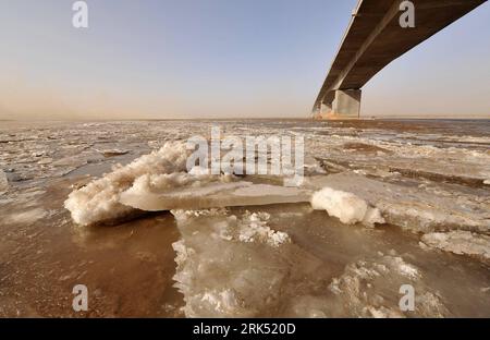Bildnummer: 53687170 Datum: 24.12.2009 Copyright: imago/Xinhua (091225) -- SHIZUISHAN(NINGXIA), Dez. 25, 2009 (Xinhua) -- schwimmendes Eis ist auf dem Gelben Fluss in Shizuishan, Nordwestchina Ningxia Hui Autonomous Region, 24. Dez. 2009 zu sehen. Etwa 149 Kilometer des Gelben Flusses in Ningxia waren am Freitag um 8 Uhr wegen eines starken Temperaturabfalls mit schwimmendem Eis bedeckt. Die lokale Regierung nutzte Echtzeitüberwachungsgeräte, um sich auf mögliche ICE-Läufe vorzubereiten. (Xinhua/Wang Peng) (zhs) (1)CHINA-NINGXIA-YELLOW RIVER-ICE (CN) PUBLICATIONxNOTxINxCHN Jahreszeit Winter Fluss Eis Kälte kbdig x Stockfoto