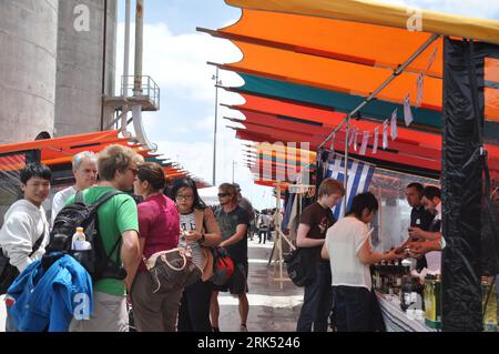 Eine vielfältige Gruppe von Menschen, die den sonnigen Samstag auf dem Markt in Auckland, Neuseeland genießen Stockfoto