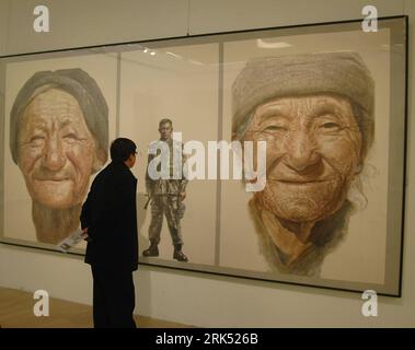 Bildnummer: 53688046  Datum: 27.12.2009  Copyright: imago/Xinhua (091228) -- BEIJING, Dec. 28, 2009 (Xinhua) -- A visitor appreciates portrait paintings at the ongoing 11th National Exposition of Art Works, which was launched on Dec. 25 at the National Art Museum of China, in Beijing, Dec. 27, 2009. A wide range of work of fine arts, including traditional Chinese paintings, oil paintings were shown. (Xinhua/Li Wenming) (px) (5)CHINA-BEIJING-NATIONAL EXHIBITION-FINE ARTS WORK(CN) PUBLICATIONxNOTxINxCHN Kultur Kunst Ausstellung kbdig xmk 2009 quer o0 Gemälde, Exponat    Bildnummer 53688046 Date Stock Photo