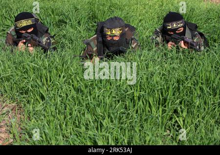 Bildnummer: 53691907  Datum: 30.12.2009  Copyright: imago/Xinhua (091231) -- GAZA, Dec. 31, 2009 (Xinhua) -- Militants of Islamic Jihad armed wing Saraya al-Quds take part in a training course in Gaza City, on Dec. 30, 2009. The members recalled Israel s offensive on the Gaza Strip which started on Dec. 27, 2008 during an interview. (Xinhua/Wissam Nassar) (jl) (6)MIDEAST-GAZA-JIHAD PUBLICATIONxNOTxINxCHN Islamischer Dschihad Gazastreifen Gaza Streifen kbdig xmk 2009 quer Highlight premiumd     Bildnummer 53691907 Date 30 12 2009 Copyright Imago XINHUA  Gaza DEC 31 2009 XINHUA militant of Islam Stock Photo