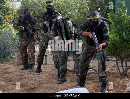 Bildnummer: 53691902  Datum: 30.12.2009  Copyright: imago/Xinhua (091231) -- GAZA, Dec. 31, 2009 (Xinhua) -- Militants of Islamic Jihad armed wing Saraya al-Quds gather in Gaza City, on Dec. 30, 2009. The members recalled Israel s offensive on the Gaza Strip which started on Dec. 27, 2008 during an interview. (Xinhua/Wissam Nassar) (jl) (1)MIDEAST-GAZA-JIHAD PUBLICATIONxNOTxINxCHN Islamischer Dschihad Gazastreifen Gaza Streifen kbdig xmk 2009 quer     Bildnummer 53691902 Date 30 12 2009 Copyright Imago XINHUA  Gaza DEC 31 2009 XINHUA militant of Islamic Jihad Armed Wing Saraya Al Quds gather i Stock Photo