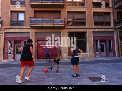 Pamplona, Spanien - Juli 31: Teenager-Fußballspieler nimmt Elfmeter kck auf der Straße Stockfoto