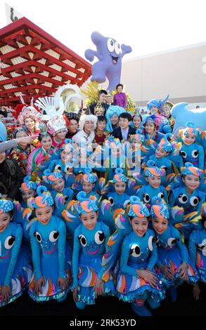 Bildnummer: 53692324  Datum: 31.12.2009  Copyright: imago/Xinhua (100101) -- PASADENA, Jan. 1, 2010 (Xinhua) -- Chinese Hong Kong star Jackie Chan and Chinese basketball player Yao Ming pose with actors of the float during a preview of the Tournament of Roses in Pasadena, California, the United States, on Dec. 31, 2009. Jackie Chan and Yao Ming came to Los Angeles to promote the Shanghai 2010 World Expo float, which is the first float ever made to appear at the Pasadena Rose Parade in the history of the World Expo. (Xinhua/Qi Heng) (jl) (6)US-CALIFORNIA-NEW YEAR S DAY ROSE PARADE PUBLICATIONxN Stock Photo