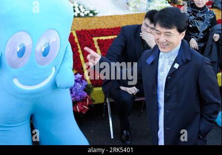 Bildnummer: 53692323  Datum: 31.12.2009  Copyright: imago/Xinhua (100101) -- PASADENA, Jan. 1, 2010 (Xinhua) -- Chinese Hong Kong star Jackie Chan (front) points to a mascot of Shanghai 2010 World Expo during a preview of the Tournament of Roses in Pasadena, California, the United States, on Dec. 31, 2009. Jackie Chan and came to Los Angeles to promote the Shanghai 2010 World Expo float, which is the first float ever made to appear at the Pasadena Rose Parade in the history of the World Expo. (Xinhua/Qi Heng) (jl) (4)US-CALIFORNIA-NEW YEAR S DAY ROSE PARADE PUBLICATIONxNOTxINxCHN People Film k Stock Photo