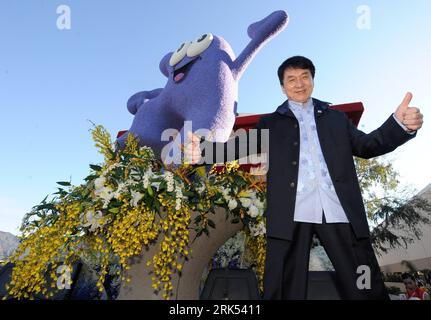 Bildnummer: 53692322  Datum: 31.12.2009  Copyright: imago/Xinhua (100101) -- PASADENA, Jan. 1, 2010 (Xinhua) -- Chinese Hong Kong star Jackie Chan poses beside a Chinese float during a preview of the Tournament of Roses in Pasadena, California, the United States, on Dec. 31, 2009. Jackie Chan and Chinese basketball player  came to Los Angeles to promote the Shanghai 2010 World Expo float, which is the first float ever made to appear at the Pasadena Rose Parade in the history of the World Expo. (Xinhua/Qi Heng) (jl) (1)US-CALIFORNIA-NEW YEAR S DAY ROSE PARADE PUBLICATIONxNOTxINxCHN People Film Stock Photo