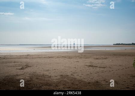 Schreckliche Katastrophe Ökozid-Landschaft des ausgetrockneten Kakhowka-Reservoir in der Region Zaporischzhia als Folge der Beschädigung des Kakhowka-Staudamms am 6. Juni 2023 Stockfoto