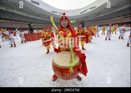 Bildnummer: 53693432 Datum: 01.01.2010 Copyright: imago/Xinhua (100101) -- PEKING, 1. Januar 2010 (Xinhua) -- Traditional drum Dance at the National Stadium, or the Bird s Nest , in Beijing, 1. Januar 2010. Die Eröffnungszeremonie der landesweiten Körperbau-Aktivität des Chaoyang Bezirks in Peking fand hier statt, auf der ein Team von 2010 traditionellen Körperbau-Sport wie Taiji, Fantanz, aufführte. (Xinhua/Jin Shuo) (ly) (4)CHINA-BEIJING-NATIONWIDE-BODY-BUILDING (CN) PUBLICATIONxNOTxINxCHN Eröffnung Eröffnungsfeier Peking kbdig xcb 2010 quer o0 Tanz, Trommeln Bildnummer 53693432 Datum Stockfoto