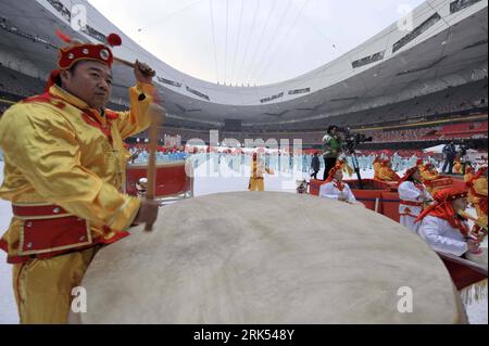 Bildnummer: 53693433 Datum: 01.01.2010 Copyright: imago/Xinhua (100101) -- PEKING, 1. Januar 2010 (Xinhua) -- Traditional drum Dance at the National Stadium, or the Bird s Nest , in Beijing, 1. Januar 2010. Die Eröffnungszeremonie der landesweiten Körperbau-Aktivität des Chaoyang Bezirks in Peking fand hier statt, auf der ein Team von 2010 traditionellen Körperbau-Sport wie Taiji, Fantanz, aufführte. (Xinhua/Jin Shuo) (ly) (5)CHINA-BEIJING-NATIONWIDE-BODY-BUILDING (CN) PUBLICATIONxNOTxINxCHN Eröffnung Eröffnungsfeier Peking kbdig xcb 2010 quer o0 Tanz, Trommeln Bildnummer 53693433 Datum Stockfoto
