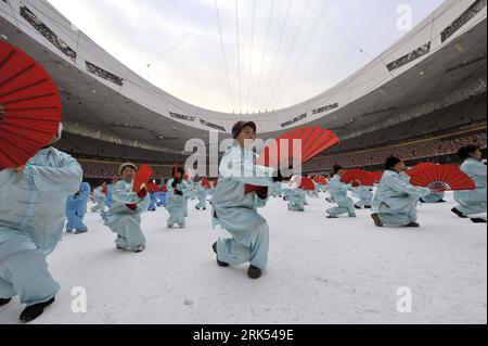 Bildnummer: 53693429 Datum: 01.01.2010 Copyright: imago/Xinhua (100101) -- PEKING, 1. Januar 2010 (Xinhua) -- Fantanz im Nationalstadion oder im Vogelnest in Peking, 1. Januar 2010. Die Eröffnungszeremonie der landesweiten Körperbau-Aktivität des Chaoyang Bezirks in Peking fand hier statt, auf der ein Team von 2010 traditionellen Körperbau-Sport wie Taiji, Fantanz, aufführte. (Xinhua/Jin Shuo) (ly) (2)CHINA-BEIJING-NATIONWIDE-BODY-BUILDING (CN) PUBLICATIONxNOTxINxCHN Eröffnung Eröffnungsfeier Peking kbdig xcb 2010 quer o0 Tanz, Fächertanz Bildnummer 53693429 Datum 01 01 2010 Stockfoto